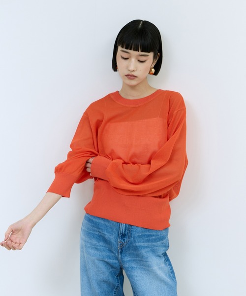 ADAM ET ROPE'(アダムエロペ)の「【WEB限定】シアークルーネックカーディガン(カーディガン/ボレロ・レディース・オレンジ/ライトグレー/サックスブルー/ブラック/オフホワイト・FREE)」の6枚目の写真