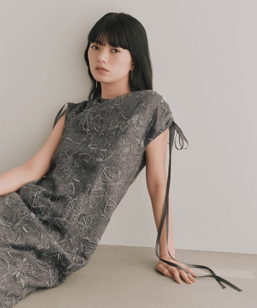 kaene(カエン)の「エンボスフラワーリボンドレス【結婚式 二次会 同窓会 成人式 パーティードレス】(ドレス・レディース・イエロー/グレー・M/S)」の1枚目の写真