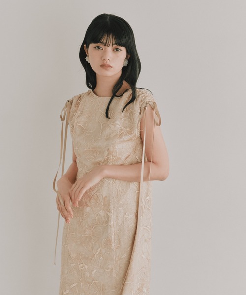 kaene(カエン)の「エンボスフラワーリボンドレス【結婚式 二次会 同窓会 成人式 パーティードレス】(ドレス・レディース・イエロー/グレー・M/S)」の12枚目の写真