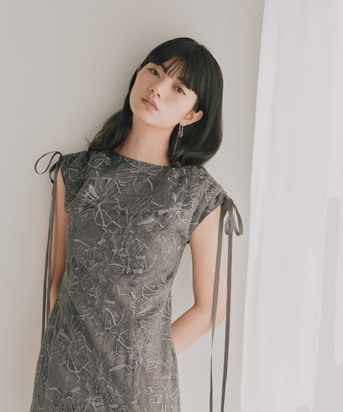kaene(カエン)の「エンボスフラワーリボンドレス【結婚式 二次会 同窓会 成人式 パーティードレス】(ドレス・レディース・イエロー/グレー・M/S)」の21枚目の写真