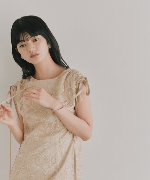 kaene(カエン)の「エンボスフラワーリボンドレス【結婚式 二次会 同窓会 成人式 パーティードレス】(ドレス・レディース・イエロー/グレー・M/S)」の11枚目の写真