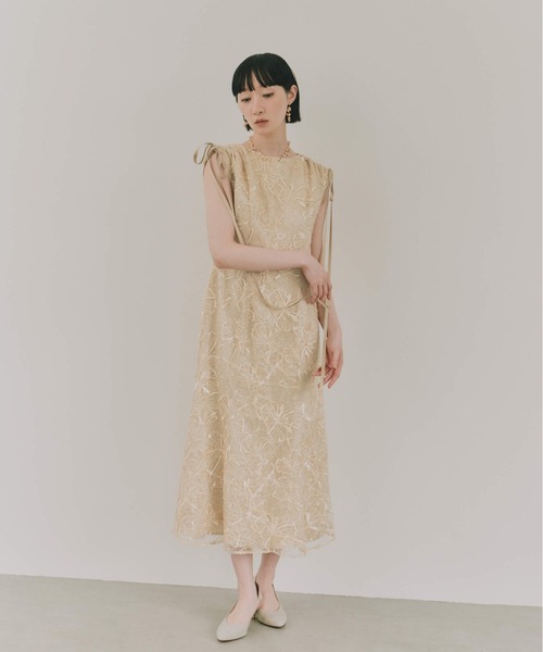 kaene(カエン)の「エンボスフラワーリボンドレス【結婚式 二次会 同窓会 成人式 パーティードレス】(ドレス・レディース・イエロー/グレー・M/S)」の3枚目の写真