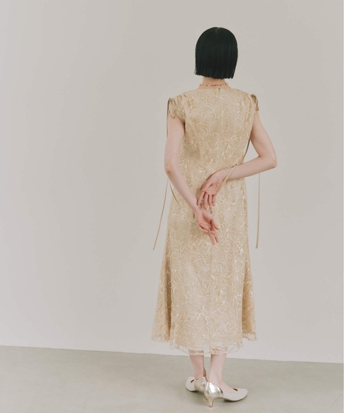 kaene(カエン)の「エンボスフラワーリボンドレス【結婚式 二次会 同窓会 成人式 パーティードレス】(ドレス・レディース・イエロー/グレー・M/S)」の4枚目の写真
