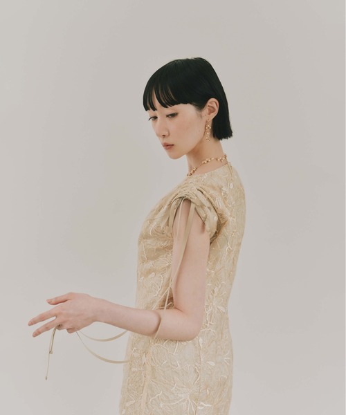kaene(カエン)の「エンボスフラワーリボンドレス【結婚式 二次会 同窓会 成人式 パーティードレス】(ドレス・レディース・イエロー/グレー・M/S)」の5枚目の写真