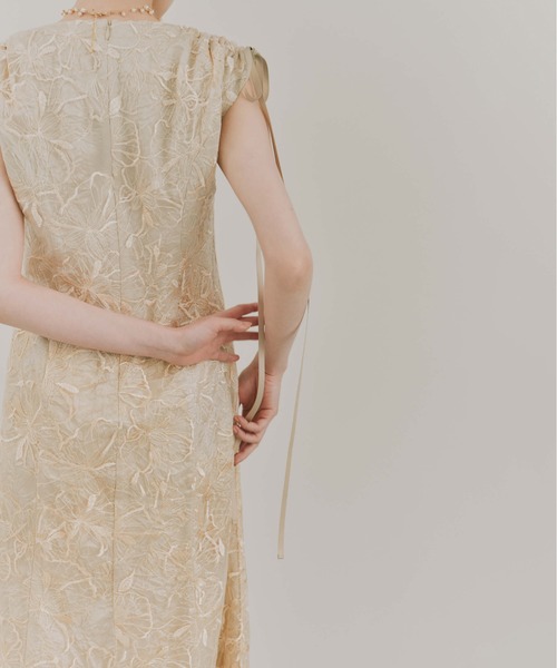 kaene(カエン)の「エンボスフラワーリボンドレス【結婚式 二次会 同窓会 成人式 パーティードレス】(ドレス・レディース・イエロー/グレー・M/S)」の8枚目の写真