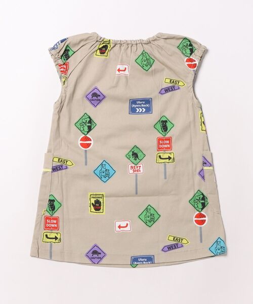 HAKKA KIDS（ハッカキッズ）の「ロードサインプリントジャンパースカート（ワンピース・キッズ・ベージュ・100cm/110cm/120cm/130cm）」の2枚目の写真