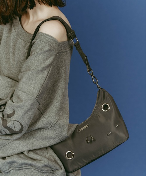 Knuth Marf(クヌースマーフ)の「Knuth Marf pierce mini bag(ショルダーバッグ・レディース・グレー/ブラック・FREE)」の2枚目の写真