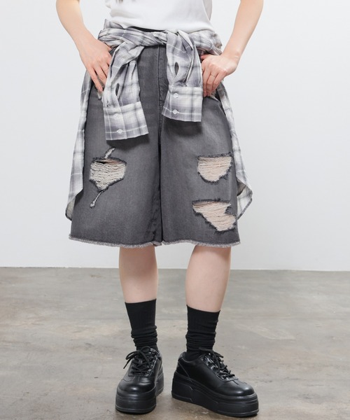 Honeys(ハニーズ)の「ダメージハーフパンツ(デニムパンツ・レディース・ブルー系その他3/ライトグレー系1/ブラック系その他・L/LL/M/S/SS)」の2枚目の写真