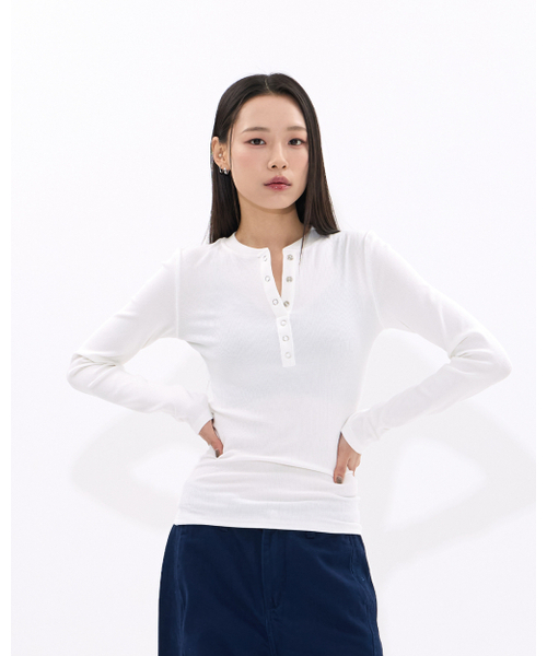 MOAA（モア）の「Linker snap Henley Tshirt (BLACK)（Tシャツ/カットソー・レディース・その他・SMALL/MEDIUM）」の2枚目の写真