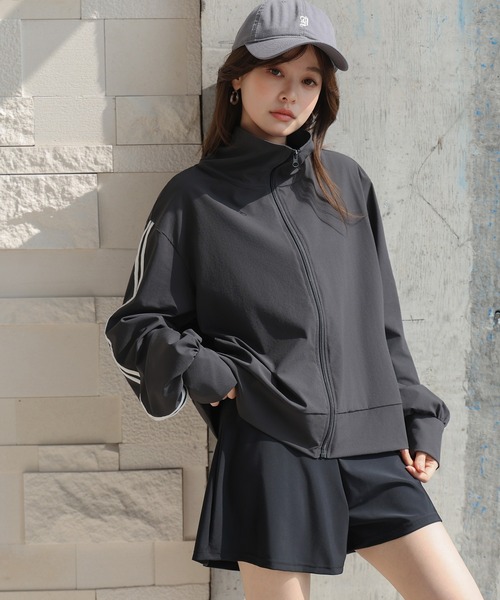 TeddyShop(テディショップ)の「【紫外線カット率99%以上/UPF50+/接触冷感/水陸両用/2WAYスタンドネック】長袖ダブルライン柄ラッシュガードブルゾン レディース(ラッシュガード・レディース・ホワイト/ブラック/ライトベージュ/チャコールグレー・L/S/M)」の3枚目の写真