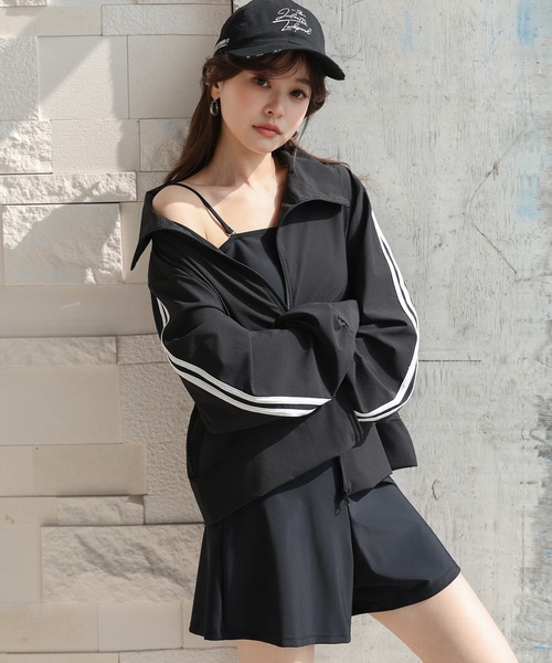 TeddyShop(テディショップ)の「【紫外線カット率99%以上/UPF50+/接触冷感/水陸両用/2WAYスタンドネック】長袖ダブルライン柄ラッシュガードブルゾン レディース(ラッシュガード・レディース・ホワイト/ブラック/ライトベージュ/チャコールグレー・L/S/M)」の2枚目の写真