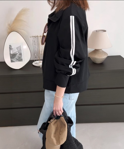 TeddyShop(テディショップ)の「【紫外線カット率99%以上/UPF50+/接触冷感/水陸両用/2WAYスタンドネック/ふわっと超軽量】長袖ダブルライン柄ラッシュガードブルゾン レディース(パーカー・レディース・ホワイト/ブラック/ライトベージュ/チャコールグレー・L/S/M)」の11枚目の写真