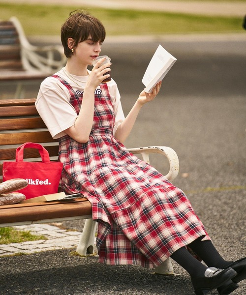 MILKFED.(ミルクフェド)の「APRON TIERED DRESS(ワンピース・レディース・ネイビー/レッド/グリーン・ONE SIZE)」の3枚目の写真