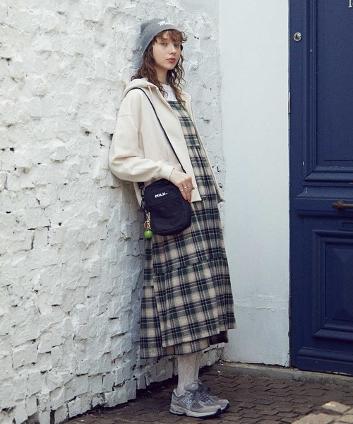MILKFED.(ミルクフェド)の「APRON TIERED DRESS(ワンピース・レディース・ネイビー/レッド/グリーン・ONE SIZE)」の4枚目の写真