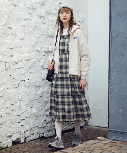 MILKFED.(ミルクフェド)の「APRON TIERED DRESS(ワンピース・レディース・ネイビー/レッド/グリーン・ONE SIZE)」の6枚目の写真