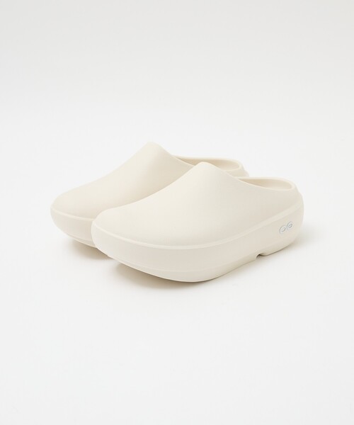 OOFOS(ウーフォス)の「【OOFOS】OOcloog+ ウークロッグ プラス リカバリーサンダル / クロッグサンダル(サンダル・レディース・ホワイト/ブラック・S/L/M)」の1枚目の写真