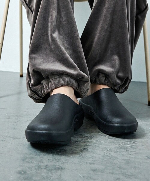 OOFOS(ウーフォス)の「【OOFOS】OOcloog+ ウークロッグ プラス リカバリーサンダル / クロッグサンダル(サンダル・レディース・ホワイト/ブラック・S/L/M)」の2枚目の写真