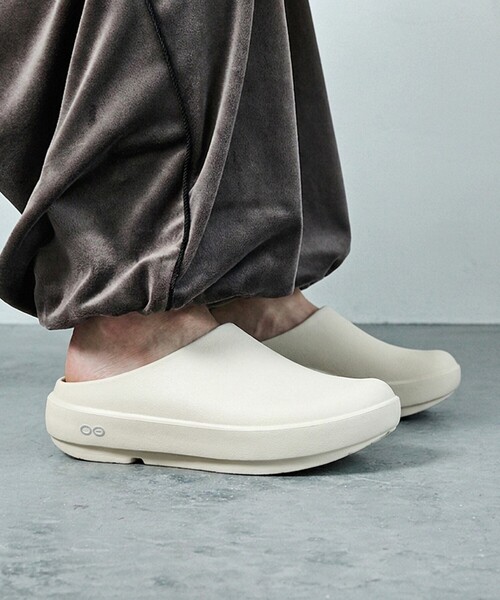 OOFOS(ウーフォス)の「【OOFOS】OOcloog+ ウークロッグ プラス リカバリーサンダル / クロッグサンダル(サンダル・レディース・ホワイト/ブラック・S/L/M)」の3枚目の写真