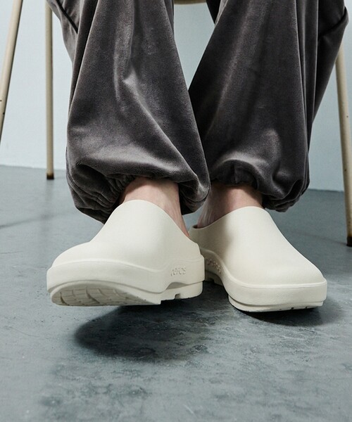 OOFOS(ウーフォス)の「【OOFOS】OOcloog+ ウークロッグ プラス リカバリーサンダル / クロッグサンダル(サンダル・レディース・ホワイト/ブラック・S/L/M)」の4枚目の写真