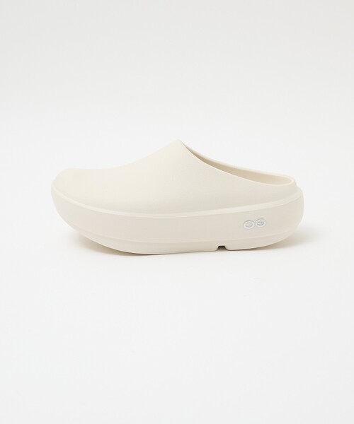 OOFOS(ウーフォス)の「【OOFOS】OOcloog+ ウークロッグ プラス リカバリーサンダル / クロッグサンダル(サンダル・レディース・ホワイト/ブラック・S/L/M)」の6枚目の写真