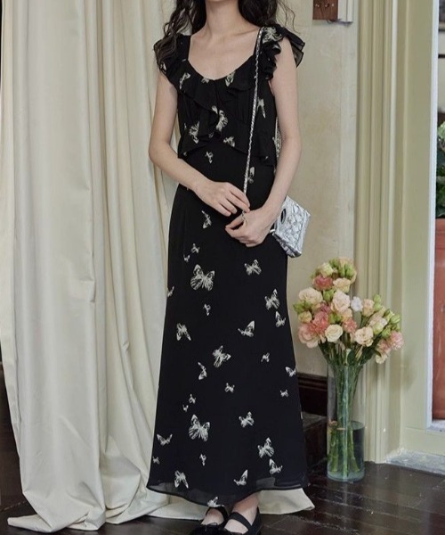LUCPY(ラクピー)の「フリルデザイン総柄ロングワンピース ノースリーブ フェミニン きれいめ(ワンピース・レディース・ブラック・LARGE/MEDIUM/SMALL)」の1枚目の写真