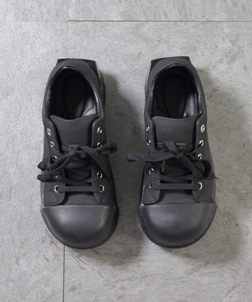 ATMARK(アットマーク)の「《3サイズ展開 / UNISEX 》コーティング ボリュームトゥスニーカー シューズ(スニーカー・メンズ・ブラック/アイボリー・L/M/XL)」の3枚目の写真