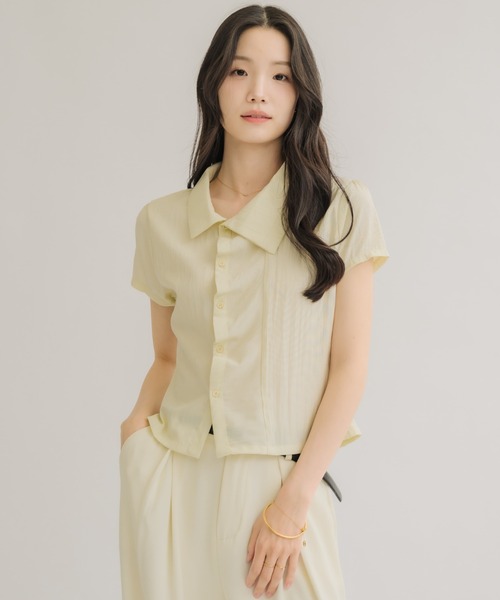 NEUNA(ヌナ)の「【シンプルなのに華やか見え◎】フロントタックコンパクトシャツ(シャツ/ブラウス・レディース・ブラック/アイボリー・FREE)」の3枚目の写真