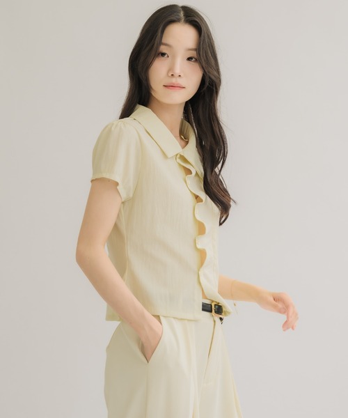 NEUNA(ヌナ)の「【シンプルなのに華やか見え◎】フロントタックコンパクトシャツ(シャツ/ブラウス・レディース・ブラック/アイボリー・FREE)」の4枚目の写真