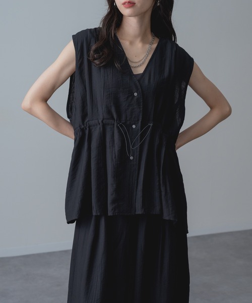 refinedworks（リファインドワークス）の「【refinedworks】きちんと見えする Vネック シアー ベスト（ベスト・レディース・カーキ/ブラック・FREE）」の4枚目の写真