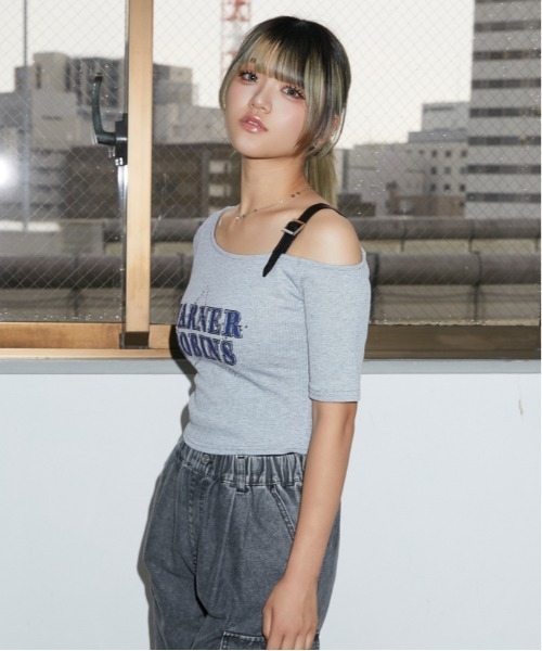 GORGE(ゴージ)の「《肩ベルト・華奢見え》ロゴリブカットソー/ストリート×Y2K/春夏/全3色(Tシャツ/カットソー・レディース・オフホワイト/グレー/ブラック・F)」の7枚目の写真