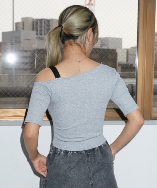 GORGE(ゴージ)の「《肩ベルト・華奢見え》ロゴリブカットソー/ストリート×Y2K/春夏/全3色(Tシャツ/カットソー・レディース・オフホワイト/グレー/ブラック・F)」の8枚目の写真