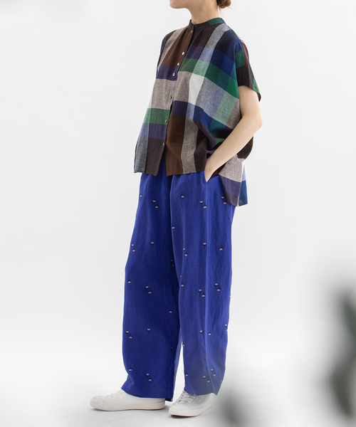 nop de nod(ノップドゥノッド)の「リネンレーヨン花刺繍イージーパンツ(その他パンツ・レディース・ブラック/キャメル/ダークブルー・M)」の8枚目の写真