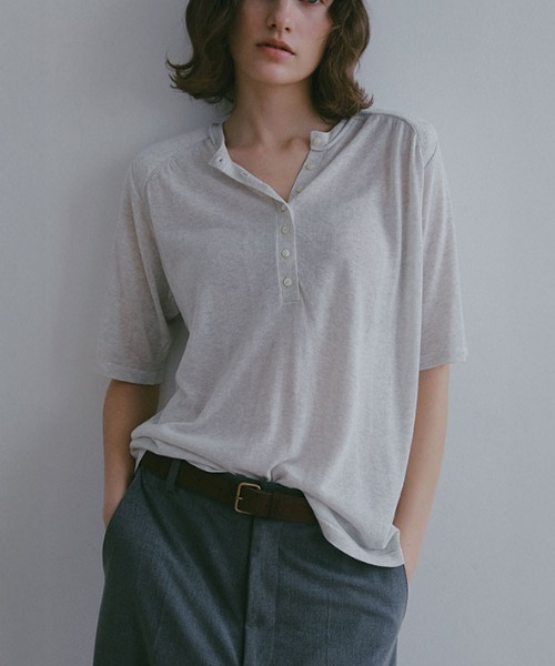 ETRE TOKYO（エトレトウキョウ）の「ショルダーパットニットTee（Tシャツ/カットソー・レディース・ベージュ/ブラック/グレー・FREE）」の2枚目の写真