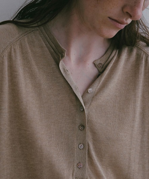 ETRE TOKYO（エトレトウキョウ）の「ショルダーパットニットTee（Tシャツ/カットソー・レディース・ベージュ/ブラック/グレー・FREE）」の5枚目の写真