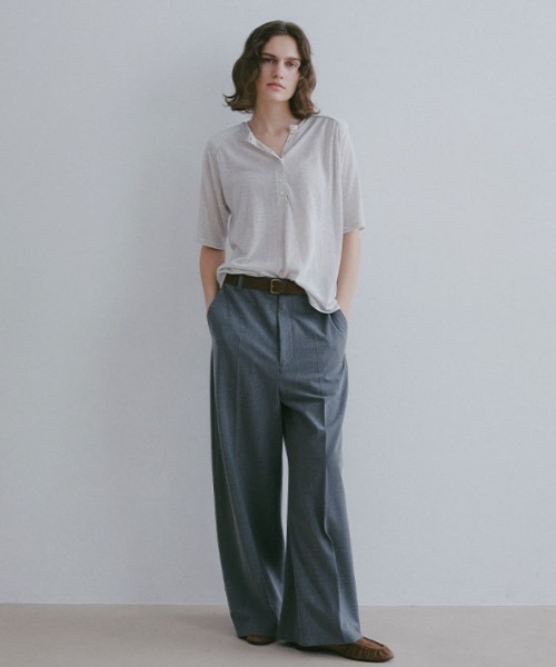 ETRE TOKYO（エトレトウキョウ）の「ショルダーパットニットTee（Tシャツ/カットソー・レディース・ベージュ/ブラック/グレー・FREE）」の12枚目の写真