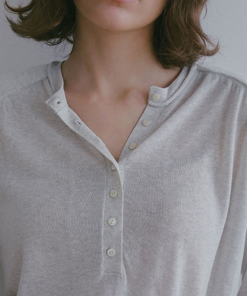 ETRE TOKYO（エトレトウキョウ）の「ショルダーパットニットTee（Tシャツ/カットソー・レディース・ベージュ/ブラック/グレー・FREE）」の13枚目の写真