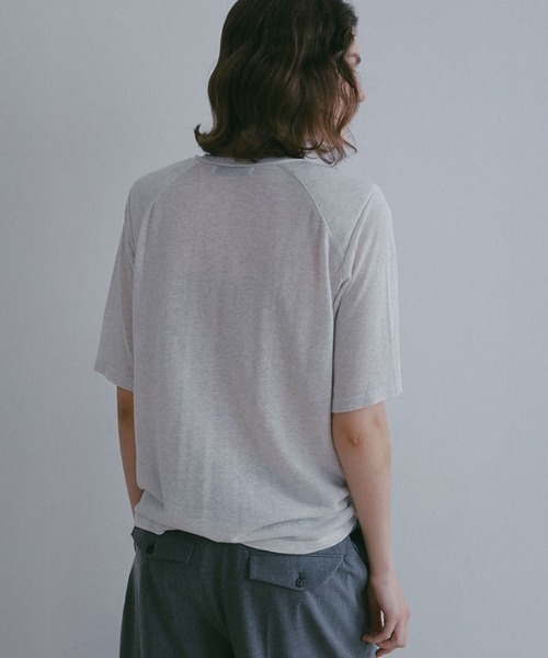 ETRE TOKYO（エトレトウキョウ）の「ショルダーパットニットTee（Tシャツ/カットソー・レディース・ベージュ/ブラック/グレー・FREE）」の15枚目の写真