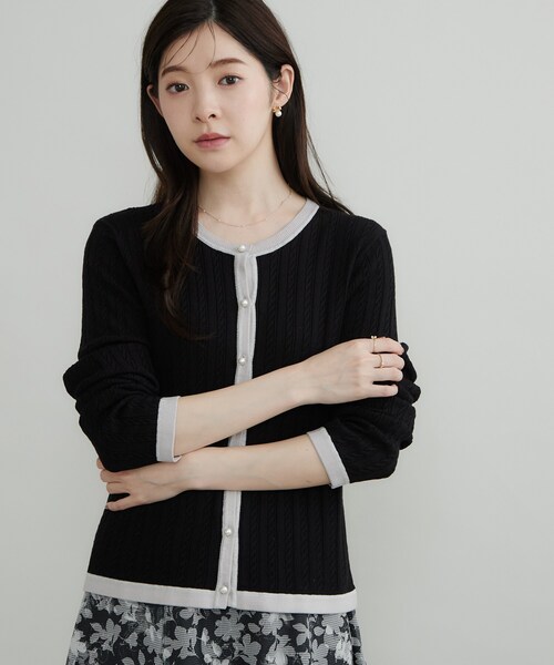couture brooch(クチュールブローチ)の「【立体編みが上品・アンサンブル可】ラメ配色 ケーブルカーディガン(カーディガン/ボレロ・レディース・ホワイト系7/ダークブラウン系4/ブラック系4・38/36/42/40)」の5枚目の写真