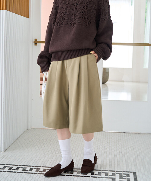 FREAK'S STORE(フリークスストア)の「限定展開 タック バミューダ パンツ(その他パンツ・レディース・ベージュ/ブラック/ブラウン・SMALL/MEDIUM)」の3枚目の写真