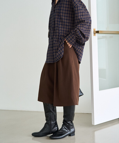 FREAK'S STORE(フリークスストア)の「限定展開 タック バミューダ パンツ(その他パンツ・レディース・ベージュ/ブラック/ブラウン・SMALL/MEDIUM)」の1枚目の写真