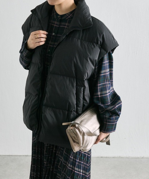 ear PAPILLONNER(イアパピヨネ)の「《一部店舗&WEB限定カラーあり》リサイクルダウンベスト【SUM1 STYLE(スミスタイル)】(ダウンベスト・レディース・ブラック/ピンク/グリーン/アイボリー・FREE)」の2枚目の写真