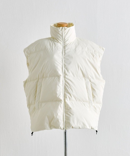 ear PAPILLONNER(イアパピヨネ)の「《一部店舗&WEB限定カラーあり》リサイクルダウンベスト【SUM1 STYLE(スミスタイル)】(ダウンベスト・レディース・ブラック/ピンク/グリーン/アイボリー・FREE)」の11枚目の写真