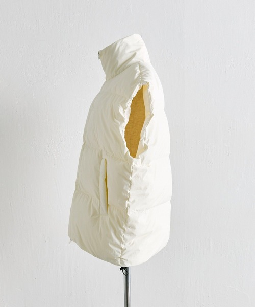 ear PAPILLONNER(イアパピヨネ)の「《一部店舗&WEB限定カラーあり》リサイクルダウンベスト【SUM1 STYLE(スミスタイル)】(ダウンベスト・レディース・ブラック/ピンク/グリーン/アイボリー・FREE)」の13枚目の写真