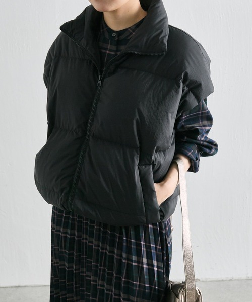 ear PAPILLONNER(イアパピヨネ)の「《一部店舗&WEB限定カラーあり》リサイクルダウンベスト【SUM1 STYLE(スミスタイル)】(ダウンベスト・レディース・ブラック/ピンク/グリーン/アイボリー・FREE)」の20枚目の写真