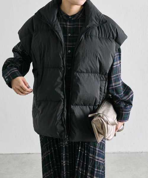 ear PAPILLONNER(イアパピヨネ)の「《一部店舗&WEB限定カラーあり》リサイクルダウンベスト【SUM1 STYLE(スミスタイル)】(ダウンベスト・レディース・ブラック/ピンク/グリーン/アイボリー・FREE)」の21枚目の写真