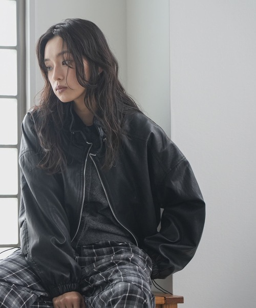 mili an deni(ミリアンデニ)の「エコレザー襟裾シャーリングライダースジャケット(ライダースジャケット・レディース・ダークブラウン/ブラック・M)」の19枚目の写真