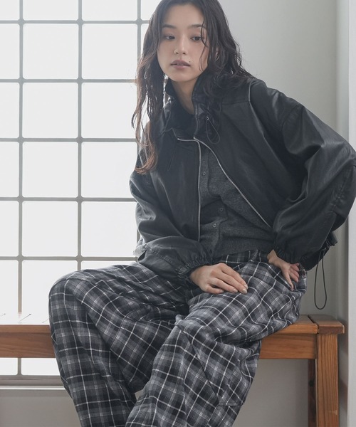 mili an deni(ミリアンデニ)の「エコレザー襟裾シャーリングライダースジャケット(ライダースジャケット・レディース・ダークブラウン/ブラック・M)」の18枚目の写真