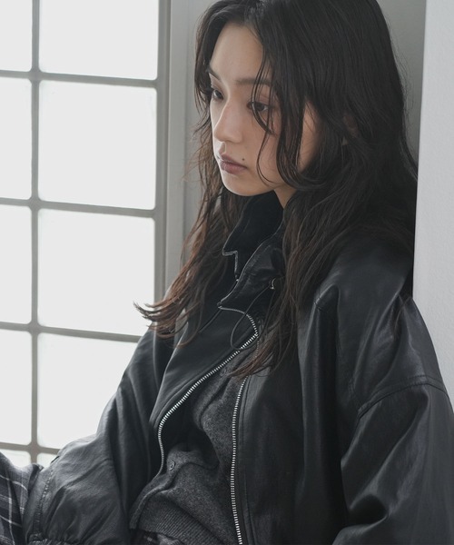 mili an deni(ミリアンデニ)の「エコレザー襟裾シャーリングライダースジャケット(ライダースジャケット・レディース・ダークブラウン/ブラック・M)」の17枚目の写真