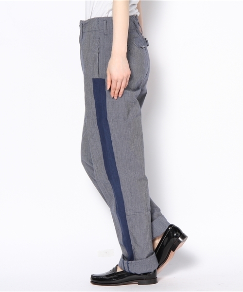 BEAMS BOY（ビームスボーイ）の「○BEAMS BOY / インディゴ ストライプ 側章 尾錠 パンツ （スラックス・レディース・ブルー・0/1/2）」の2枚目の写真