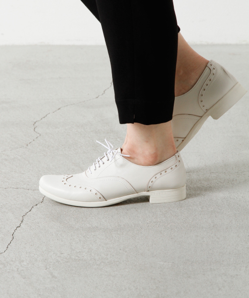 chausser(ショセ)の「「chausser/ショセ」ウィングチップレザーマニッシュシューズ(ブーツ・レディース・ホワイト/ブラック/ホワイト×ブラック/グレー・37/40/36/38/39)」の2枚目の写真